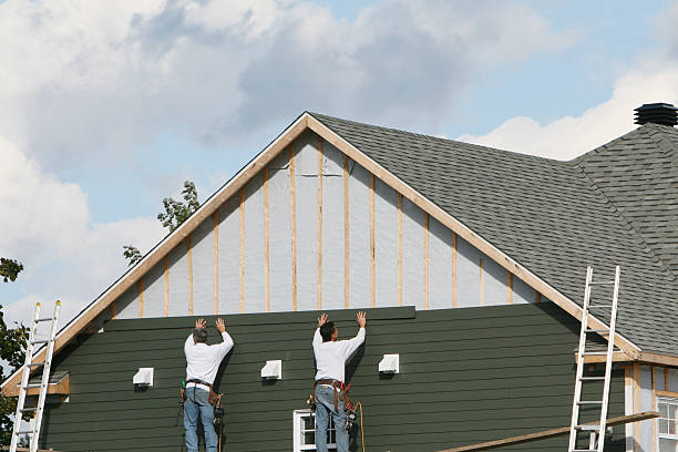 Professional Siding technician working in Hewlett, NY